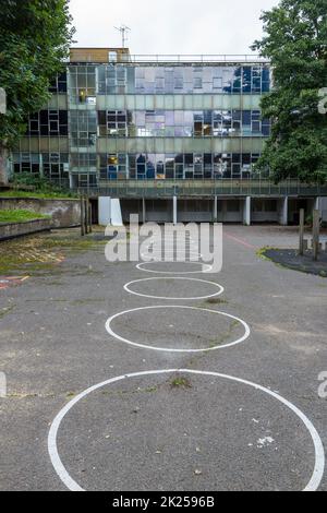 L'aire de jeux et de l'immeuble principal de l'école primaire, Ashmount vide avant sa démolition et reconstruction que Whitehall Park School, North London, UK Banque D'Images