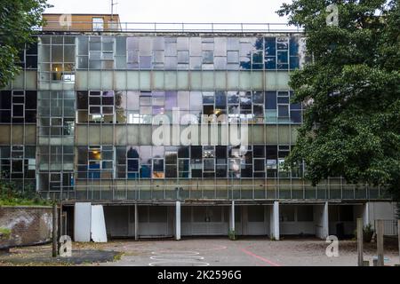 L'aire de jeux et de l'immeuble principal de l'école primaire, Ashmount vide avant sa démolition et reconstruction que Whitehall Park School, North London, UK Banque D'Images