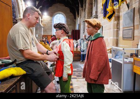 La danse annuelle de la Corne de Abbotts Bromley. Sur la photo, les danseurs s'habillés avant de récupérer les cornes. Les danseurs folkloriques retirent les cornes des murs de l'église Saint-Nicolas à 8am et se rendent à la danse toute la journée en visitant les villages voisins, en retournant les cornes pour une autre année aux murs du chuch à 8pm. Un service de bénédiction à 7am a lieu sous la direction de Revd Simon Davis.in 2022. La danse de la corne a lieu depuis le 12th siècle. Banque D'Images