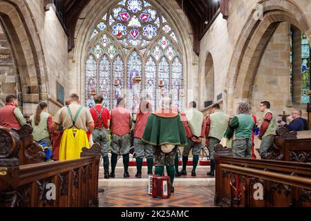 La danse annuelle de la Corne de Abbotts Bromley. Les danseurs folkloriques retirent les cornes des murs de l'église Saint-Nicolas à 8am et se rendent à la danse toute la journée en visitant les villages voisins, en retournant les cornes pour une autre année aux murs du chuch à 8pm. Un service de bénédiction à 7am a lieu sous la direction de Revd Simon Davis.in 2022. La danse de la corne a lieu depuis le 12th siècle. Banque D'Images