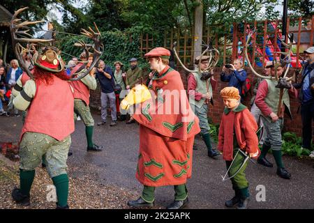 La danse annuelle de la Corne de Abbotts Bromley. Photo, la première danse du jour à l'extérieur de l'église. Les danseurs folkloriques retirent les cornes des murs de l'église Saint-Nicolas à 8am et se rendent à la danse toute la journée en visitant les villages voisins, en retournant les cornes pour une autre année aux murs du chuch à 8pm. Un service de bénédiction à 7am a lieu sous la direction de Revd Simon Davis.in 2022. La danse de la corne a lieu depuis le 12th siècle. Banque D'Images