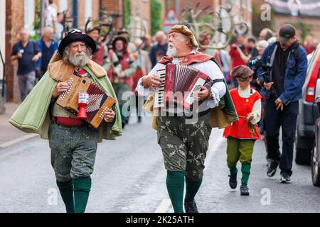 La danse annuelle de la Corne de Abbotts Bromley. Sur la photo, les cerfs-hommes dansent autour du village d'Abbotts Bromley. Les danseurs folkloriques retirent les cornes des murs de l'église Saint-Nicolas à 8am et se rendent à la danse toute la journée en visitant les villages voisins, en retournant les cornes pour une autre année aux murs du chuch à 8pm. Un service de bénédiction à 7am a lieu sous la direction de Revd Simon Davis.in 2022. La danse de la corne a lieu depuis le 12th siècle. Banque D'Images