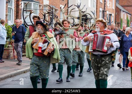 La danse annuelle de la Corne de Abbotts Bromley. Sur la photo, les cerfs-hommes dansent autour du village d'Abbotts Bromley. Les danseurs folkloriques retirent les cornes des murs de l'église Saint-Nicolas à 8am et se rendent à la danse toute la journée en visitant les villages voisins, en retournant les cornes pour une autre année aux murs du chuch à 8pm. Un service de bénédiction à 7am a lieu sous la direction de Revd Simon Davis.in 2022. La danse de la corne a lieu depuis le 12th siècle. Banque D'Images