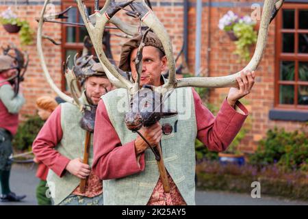 La danse annuelle de la Corne de Abbotts Bromley. Sur la photo, les cerfs-hommes dansent autour du village d'Abbotts Bromley. Les danseurs folkloriques retirent les cornes des murs de l'église Saint-Nicolas à 8am et se rendent à la danse toute la journée en visitant les villages voisins, en retournant les cornes pour une autre année aux murs du chuch à 8pm. Un service de bénédiction à 7am a lieu sous la direction de Revd Simon Davis.in 2022. La danse de la corne a lieu depuis le 12th siècle. Banque D'Images