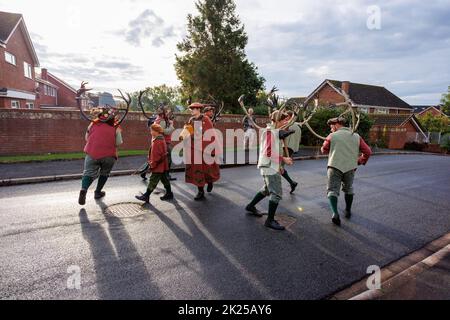 La danse annuelle de la Corne de Abbotts Bromley. Sur la photo, les cerfs-hommes dansent autour du village d'Abbotts Bromley. Les danseurs folkloriques retirent les cornes des murs de l'église Saint-Nicolas à 8am et se rendent à la danse toute la journée en visitant les villages voisins, en retournant les cornes pour une autre année aux murs du chuch à 8pm. Un service de bénédiction à 7am a lieu sous la direction de Revd Simon Davis.in 2022. La danse de la corne a lieu depuis le 12th siècle. Banque D'Images