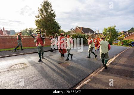 La danse annuelle de la Corne de Abbotts Bromley. Sur la photo, les cerfs-hommes dansent autour du village d'Abbotts Bromley. Les danseurs folkloriques retirent les cornes des murs de l'église Saint-Nicolas à 8am et se rendent à la danse toute la journée en visitant les villages voisins, en retournant les cornes pour une autre année aux murs du chuch à 8pm. Un service de bénédiction à 7am a lieu sous la direction de Revd Simon Davis.in 2022. La danse de la corne a lieu depuis le 12th siècle. Banque D'Images