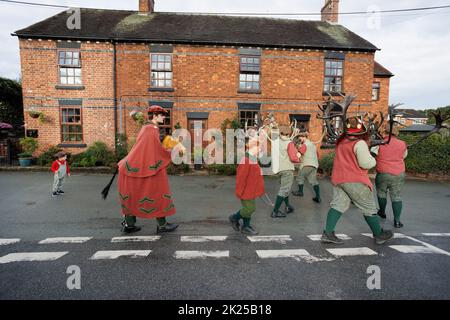 La danse annuelle de la Corne de Abbotts Bromley. Sur la photo, les cerfs-hommes dansent autour du village d'Abbotts Bromley. Les danseurs folkloriques retirent les cornes des murs de l'église Saint-Nicolas à 8am et se rendent à la danse toute la journée en visitant les villages voisins, en retournant les cornes pour une autre année aux murs du chuch à 8pm. Un service de bénédiction à 7am a lieu sous la direction de Revd Simon Davis.in 2022. La danse de la corne a lieu depuis le 12th siècle. Banque D'Images