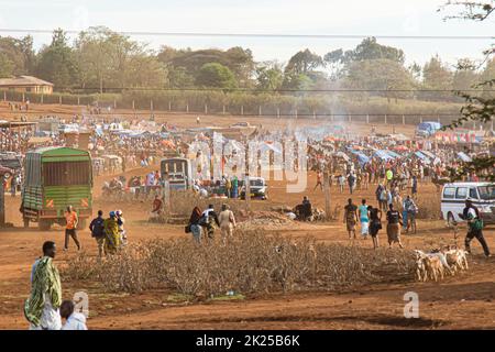 Zone de conservation de Ngorongoro, Tanzanie - 7 novembre 2017 : marché africain plein de personnes dans la campagne tanzanienne. Banque D'Images