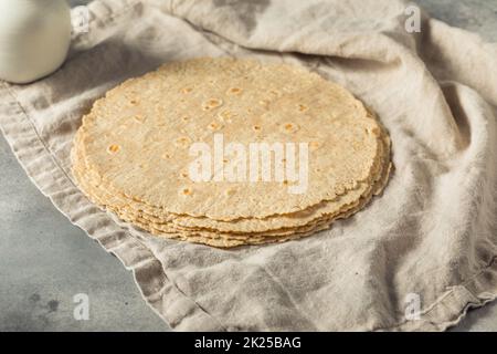 Tortillas de blé entier faits maison dans une pile Banque D'Images