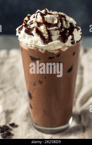 Café au moka glacé froid avec crème fouettée et chocolat Banque D'Images