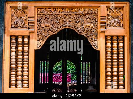 Une ancienne porte avec lumière et ombre dans le temple (Wat Lok Moli) Banque D'Images