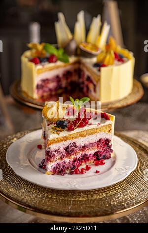 Portion de gâteau crémeux aux fruits Banque D'Images