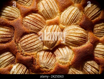 Une tarte aux pommes entièrement cuite à la cannelle saupoudrée sur les pommes. Banque D'Images