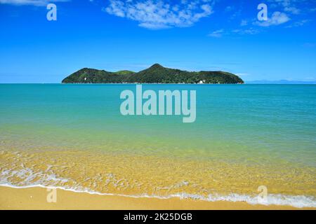 La magnifique île Adele, Nouvelle-Zélande, Île du Sud, Parc national Abel Tasman. Banque D'Images