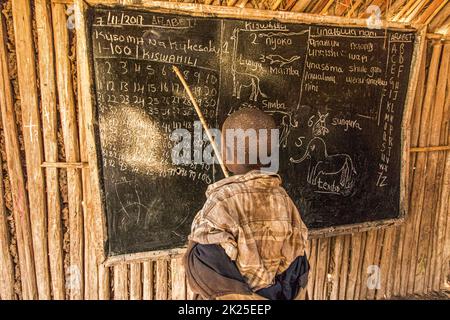 Zone de conservation de Ngorongoro, Tanzanie - 7 novembre 2017 : école locale pour les masai dans un village traditionnel. Banque D'Images