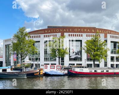 Amsterdam, pays-Bas - août 2022 : vue extérieure de l'Opéra national et du Ballet le long d'un des canaux de la ville Banque D'Images