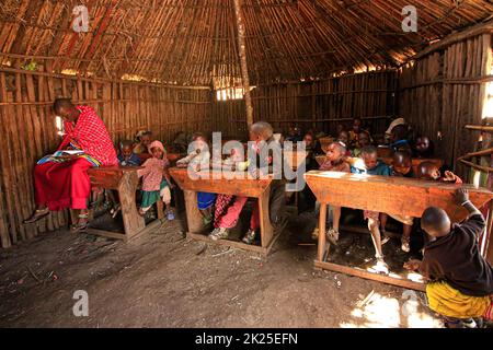 Zone de conservation de Ngorongoro, Tanzanie - 7 novembre 2017 : école locale pour les masai dans un village traditionnel. Banque D'Images