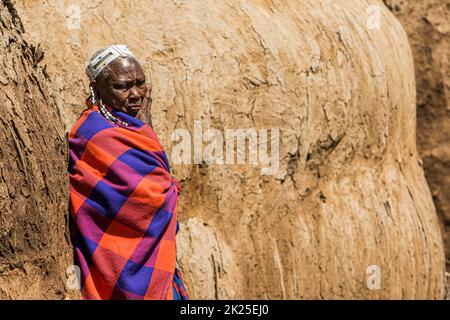 Zone de conservation de Ngorongoro, Tanzanie - 7 novembre 2017 : peuple masai dans un village traditionnel. Les refuges tribaux accueillent des centaines de touristes chaque année Banque D'Images