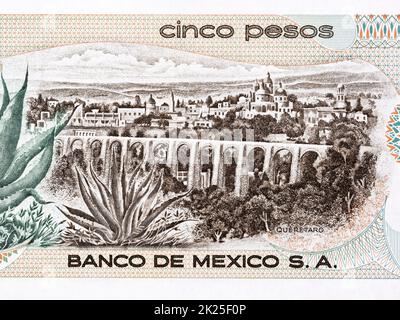 Aqueduc et bâtiments dans l'état de Queretaro de l'ancienne monnaie mexicaine Banque D'Images