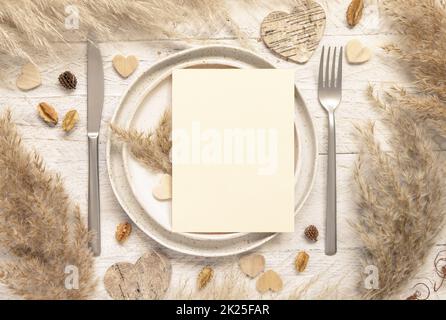 Table de mariage avec carte vierge près de l'herbe de pampas séché et les coeurs vue de dessus, maquette Banque D'Images