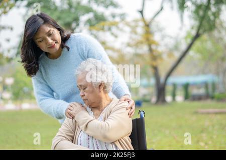 Aide et soins Asian senior ou vieille dame utilisation des marcheurs avec une bonne santé tout en marchant au parc dans de bonnes vacances fraîches. Banque D'Images