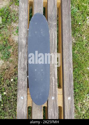 Plan vertical en grand angle d'un skateboard sur un bois banc Banque D'Images