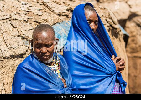 Zone de conservation de Ngorongoro, Tanzanie - 7 novembre 2017 : portrait d'une tribu de Masai dans un village traditionnel. Banque D'Images