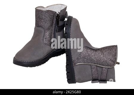 Bottes d'hiver. Gros plan d'une paire d'élégantes bottes d'hiver en cuir gris argenté doublées de cuir blanc. Filles hiver chaussure mode nouvelles tendances isolées sur un fond blanc. Masque. Macro. Banque D'Images