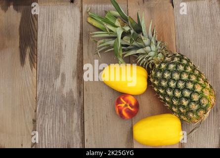 Ananas frais avec melons asiatiques et Peach sur fond en bois Banque D'Images