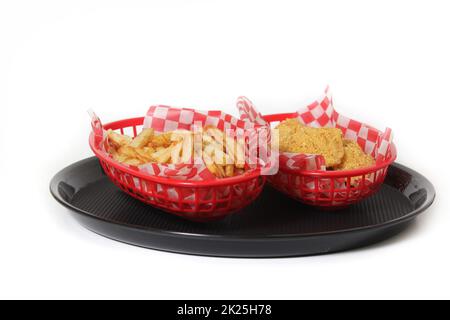 Poisson et frites sur plateau de service isolé sur blanc Banque D'Images