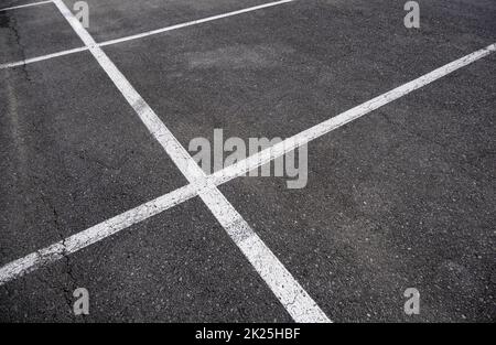 Lignes de stationnement sur l'asphalte Banque D'Images