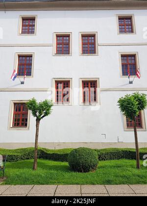 Photo à angle bas d'une façade blanche de bâtiment avec suspension drapeaux Banque D'Images