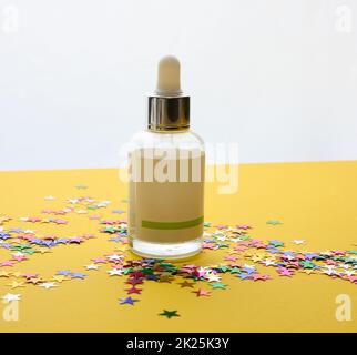 flacon en verre blanc avec une pipette et une étiquette blanche vide.Récipient pour cosmétiques, sérum et huile.Produit de soin pour la peau Mockup Banque D'Images