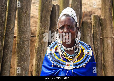 Zone de conservation de Ngorongoro, Tanzanie - 7 novembre 2017 : portrait d'une tribu de Masai dans un village traditionnel. Banque D'Images