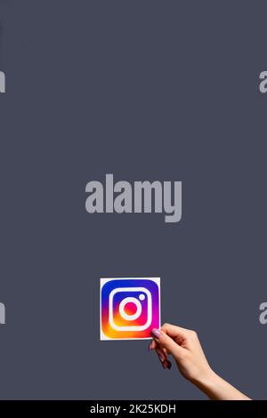 Kharkiv, Ukraine - 05 juin 2020 : logo Instagram. Marketing numérique. Médias sociaux. Main femme montrant l'icône de l'application isolée sur la copie mauve foncé sp Banque D'Images