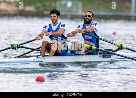 Racice, République tchèque. 22nd septembre 2022. Pietro Ruta, Stefano Oppo de l'Italie en compétition pendant le jour 5 des Championnats du monde d'aviron 2022, léger hommes double sculls demi-frin à la Lèbe Arena Racice sur 22 septembre 2022 à Racice, République Tchèque. Crédit : Ondrej Hajek/CTK photo/Alay Live News Banque D'Images