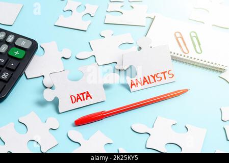 Légende présentant les analystes de données. Mot écrit sur Programmer conception et création de rapport identifie des motifs création d'un puzzle blanc non fini avec dernière pièce manquante Banque D'Images
