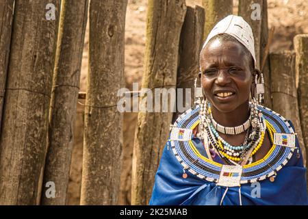 Zone de conservation de Ngorongoro, Tanzanie - 7 novembre 2017 : portrait d'une tribu de Masai dans un village traditionnel. Banque D'Images