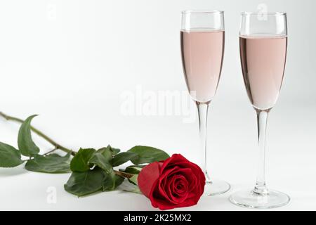 deux verres de champagne et une rose Banque D'Images