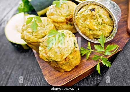 Cupcake avec fromage et courgettes sur tableau noir Banque D'Images