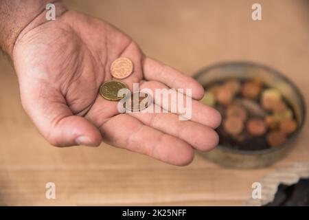 Le mendiant tient sa main Banque D'Images