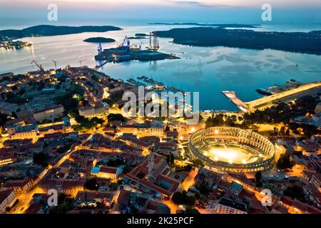 Stade Pula. Ancien amphithéâtre romain et baie de Pula vue aérienne en soirée Banque D'Images