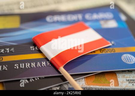 Drapeau autrichien sur la carte de crédit. Développement financier, compte bancaire, Statistiques, investissement analyse de données économie, Bourse de négociation, Business Company concept. Banque D'Images