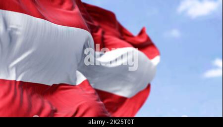 Détail du drapeau national de l'Autriche qui agite dans le vent par temps clair Banque D'Images