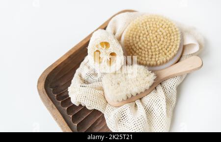 Zéro déchet, salle de bain durable et style de vie. Pinceau de bambou, éponge de loofah, pinceau de massage de cactus sur fond blanc. Concept zéro déchet. Banque D'Images