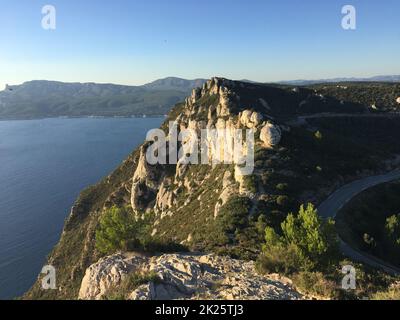 Vue de la ville de Cassis, Cap Canaille rock et la mer Méditerranée depuis la route des crêtes de la montagne, Provence, France Banque D'Images