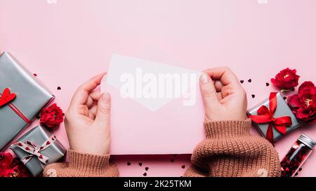 Les femmes tiennent le message de lettre d'amour dans l'enveloppe, carte de vœux de Saint-Valentin Banque D'Images