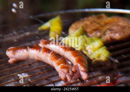 Saucisses grillées sur le barbecue Banque D'Images