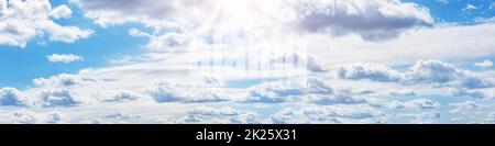 Ciel bleu avec des nuages blancs doux par temps ensoleillé Banque D'Images