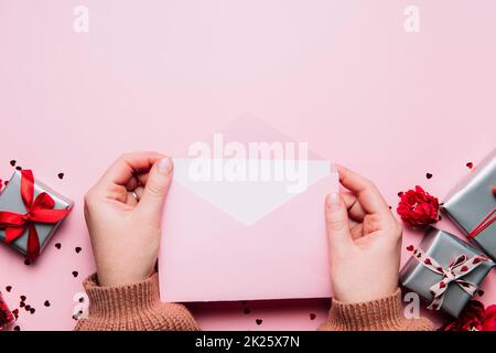 Les femmes tiennent le message de lettre d'amour dans l'enveloppe, carte de vœux de Saint-Valentin Banque D'Images